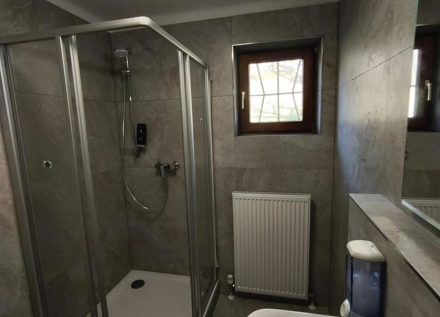 Cosy Room In Modern Flat インスブルック ホームステイ